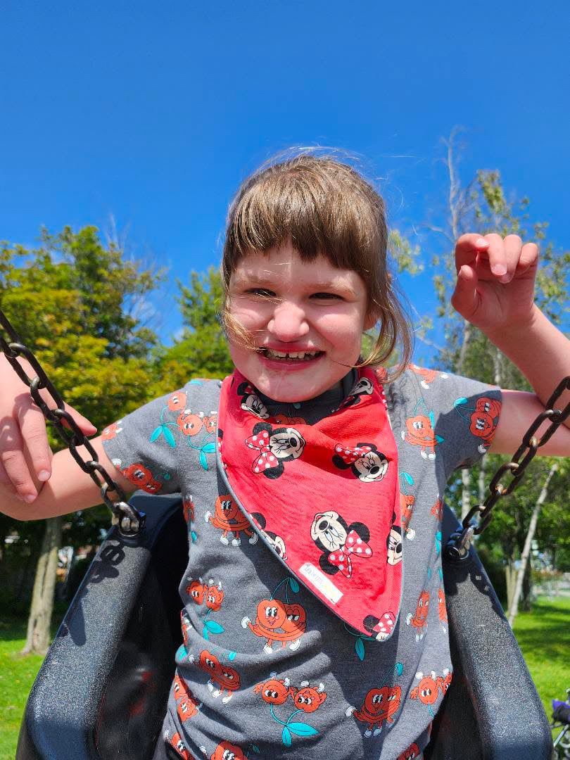 Enfant portant un produit