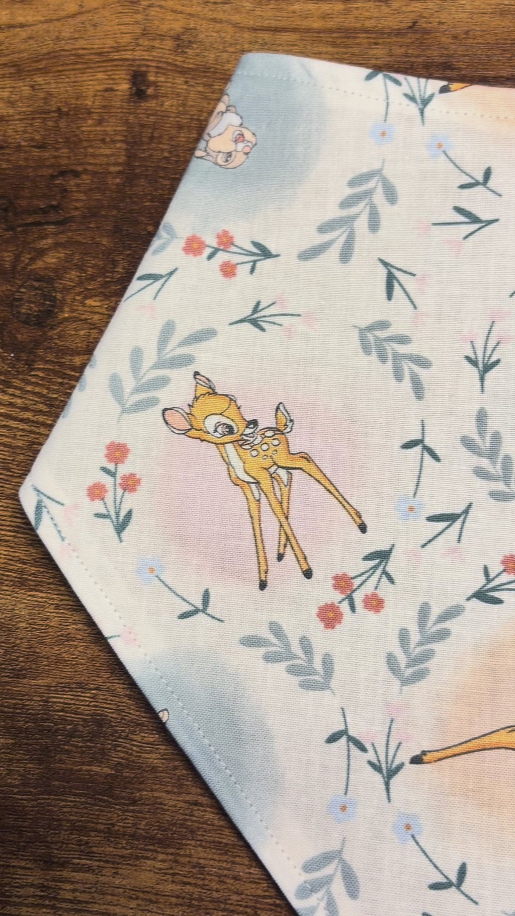 Bavoir adapté | Petit Faon fleuri | Prêt à partir